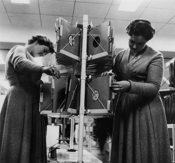 hmv-363-Oxford-Street-London-Self-service-browsing-late-1950s-early-1960s-e1360622653738