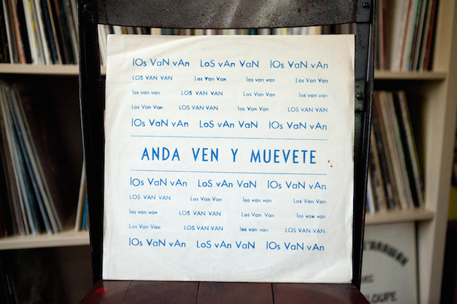 Sleeve design: Uncredited. Los Van Van - Anda Ven Y Muévete